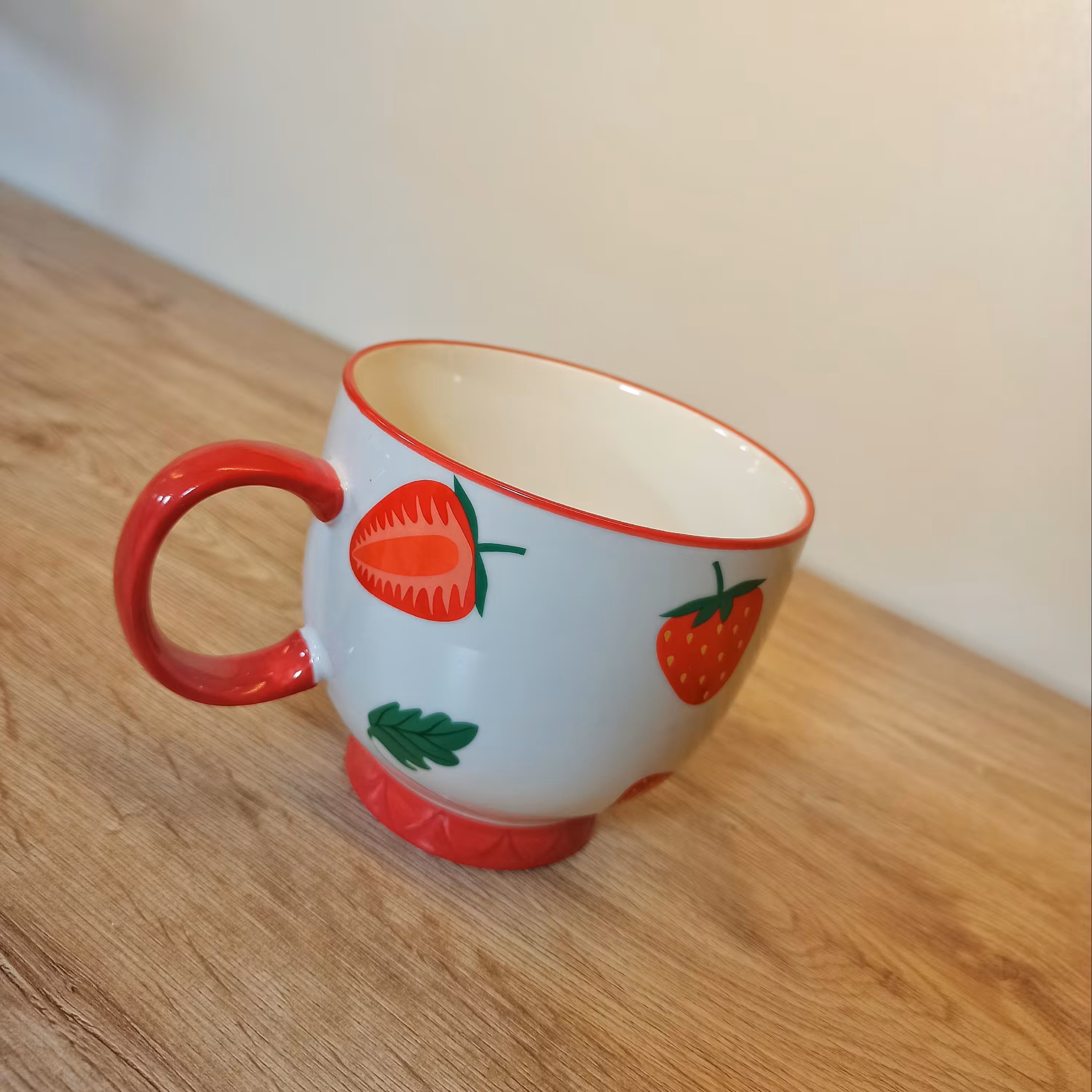 ماگ سرامیکی وارداتی میوه ای طرح توت فرنگی 