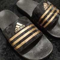 دمپایی اسپورت رایش آدیداس سه خط طلایی مشکی چریکی 