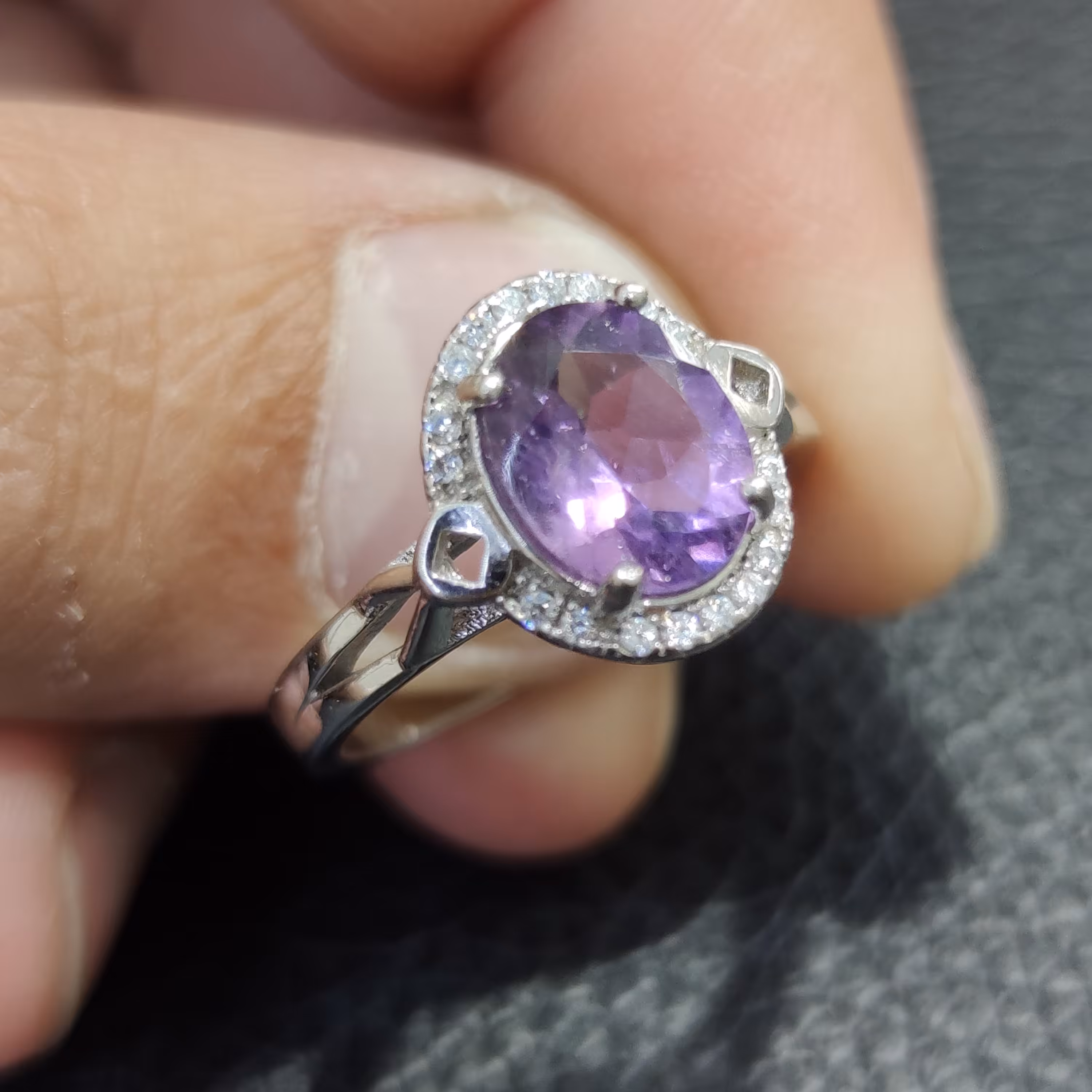 انگشتر دخترانه نقره با عیار 925 و روکش طلای سفید و نگین آمتیست برزیلی اصلی و طبیعی 