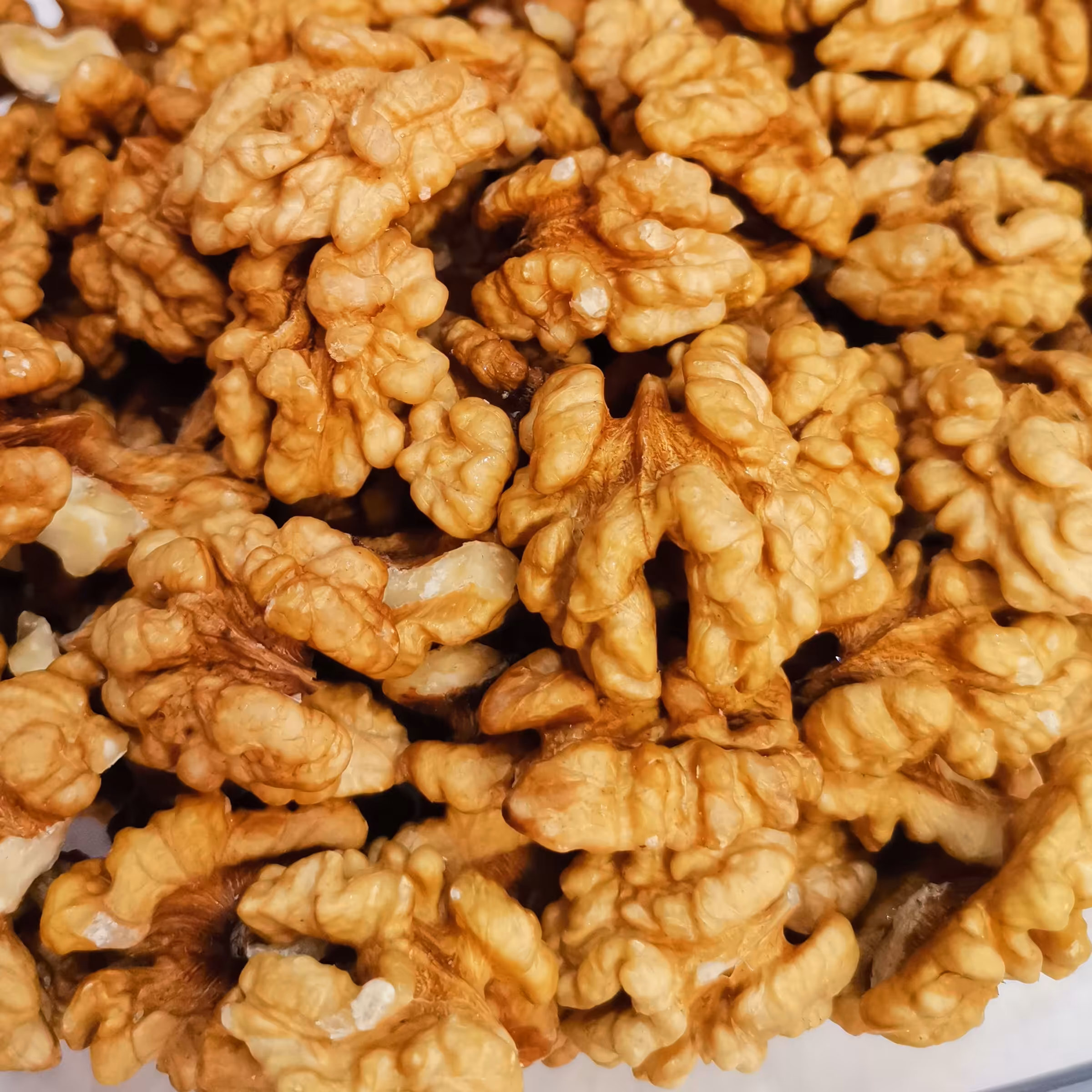 مغز گردو ایرانی درجه یک  ایرانی خیلی چرب وزن 800گرمی غرفه خوشمزه جات(تضمین کیفیت کالا) 