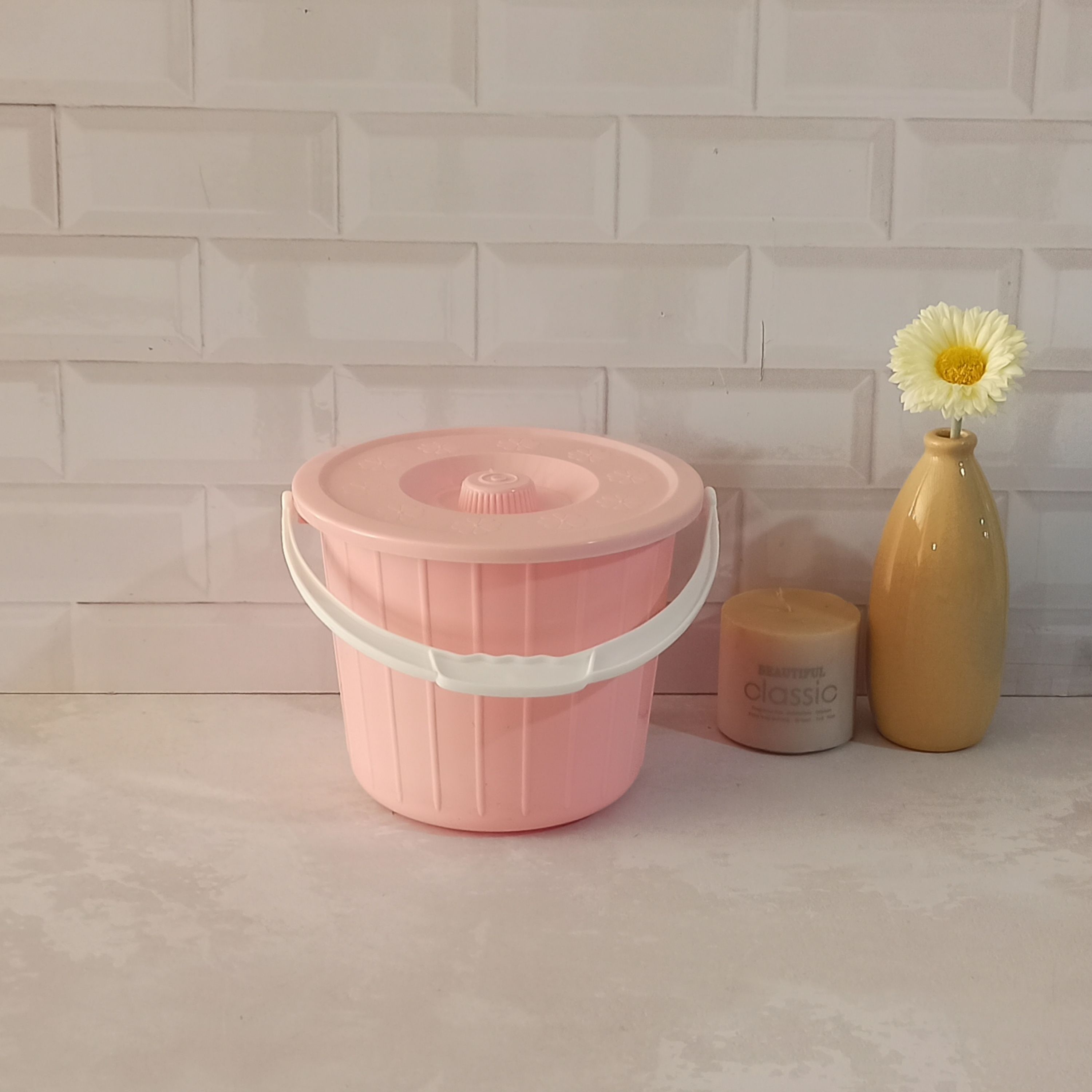 سطل ماست شماره 3 تهیه شده از مواد اولیه با کیفیت دارای رنگبندی سفید و صورتی 