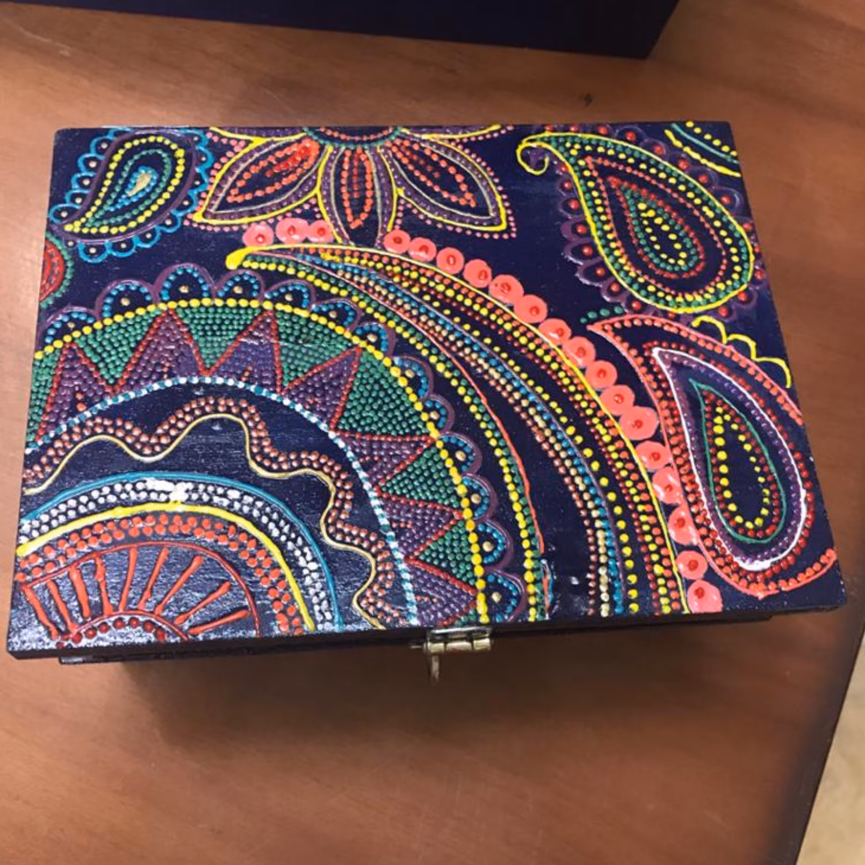 جعبه چوبی نقطه کوبی