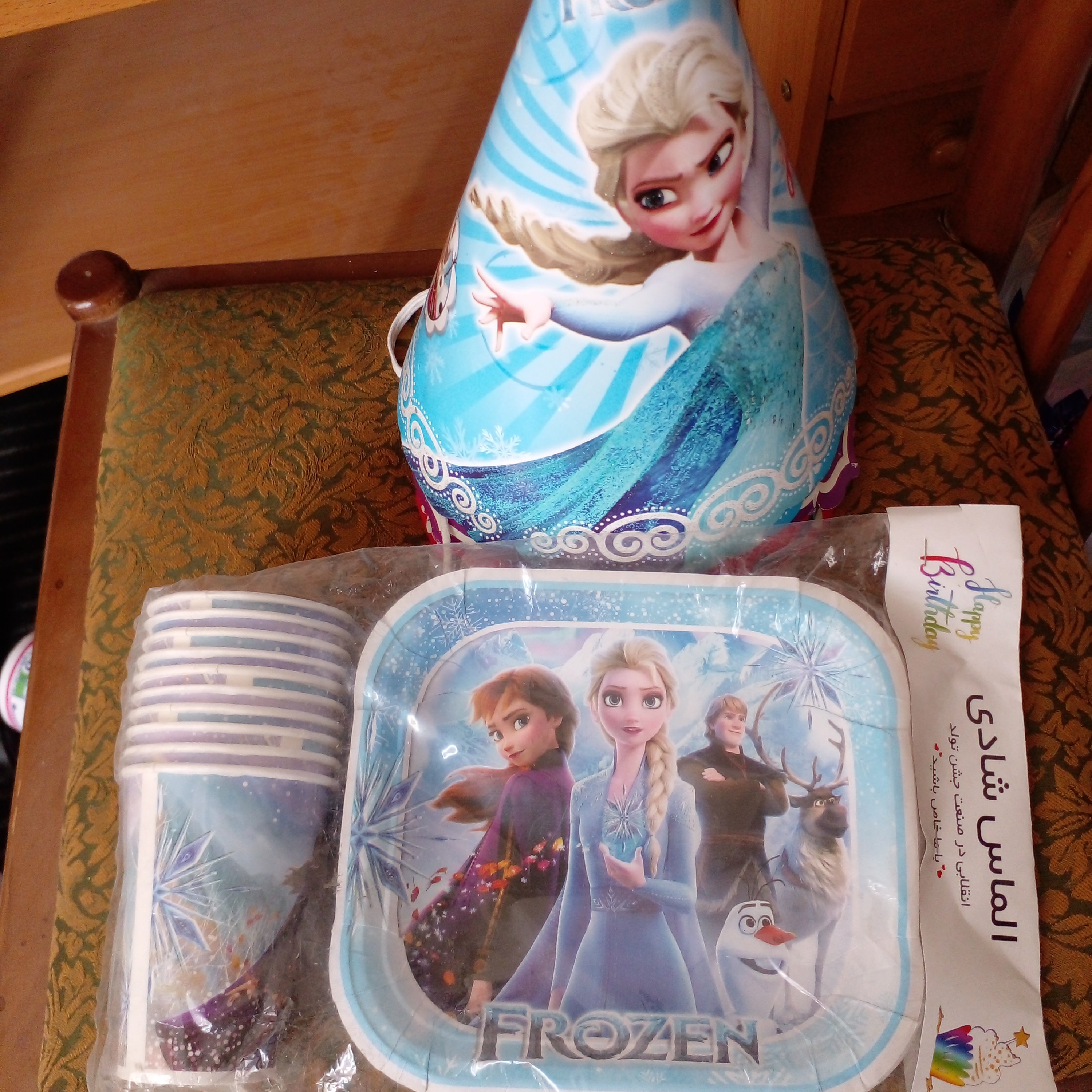 تم تولد 10نفره دخترانه با یک عدد کلاه و کارد و چنگال 