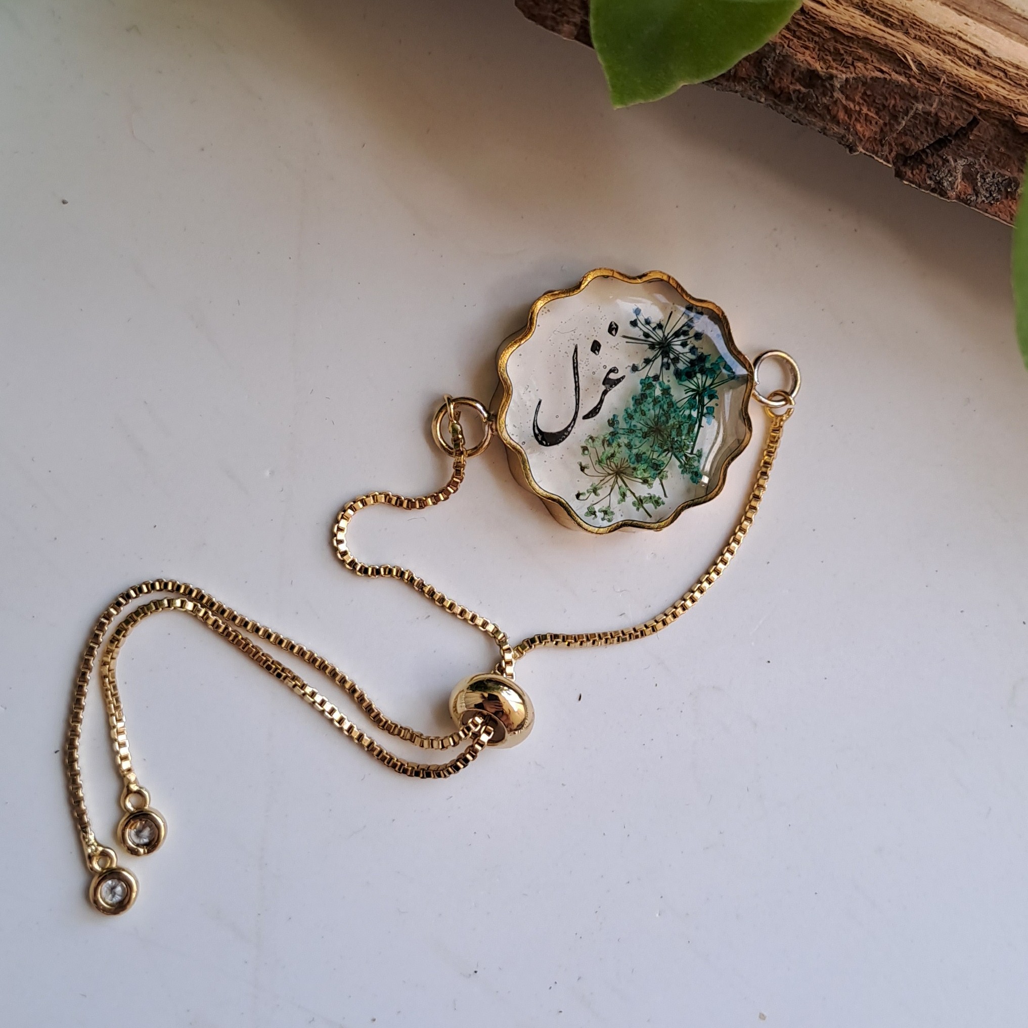 دستبند با اسم دلخواه شما و گل طبیعی ، با بند آسانسوری (با قابلیت  تغییر سایز)و النگویی 