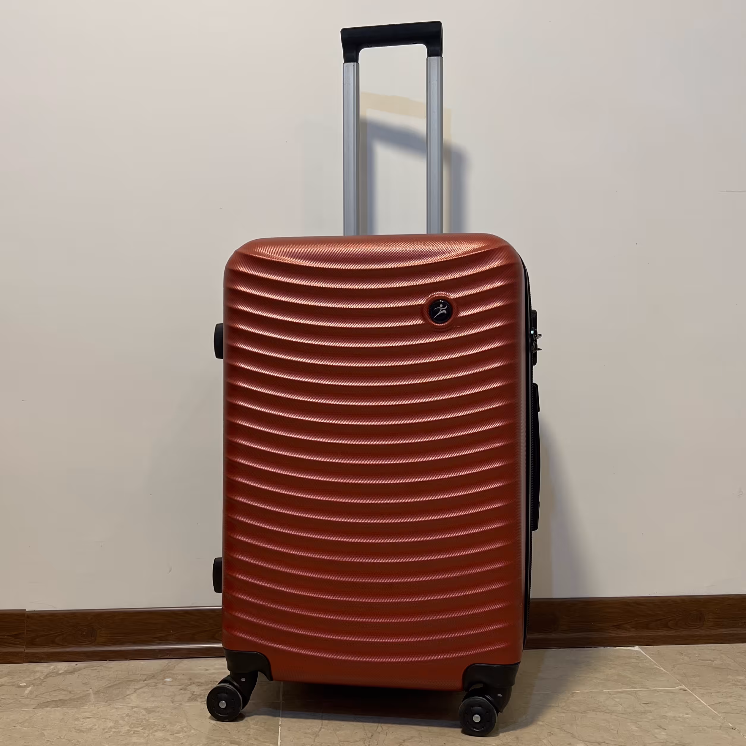 چمدان قرمز سایز متوسط زرشکی اوماسو 24اینج