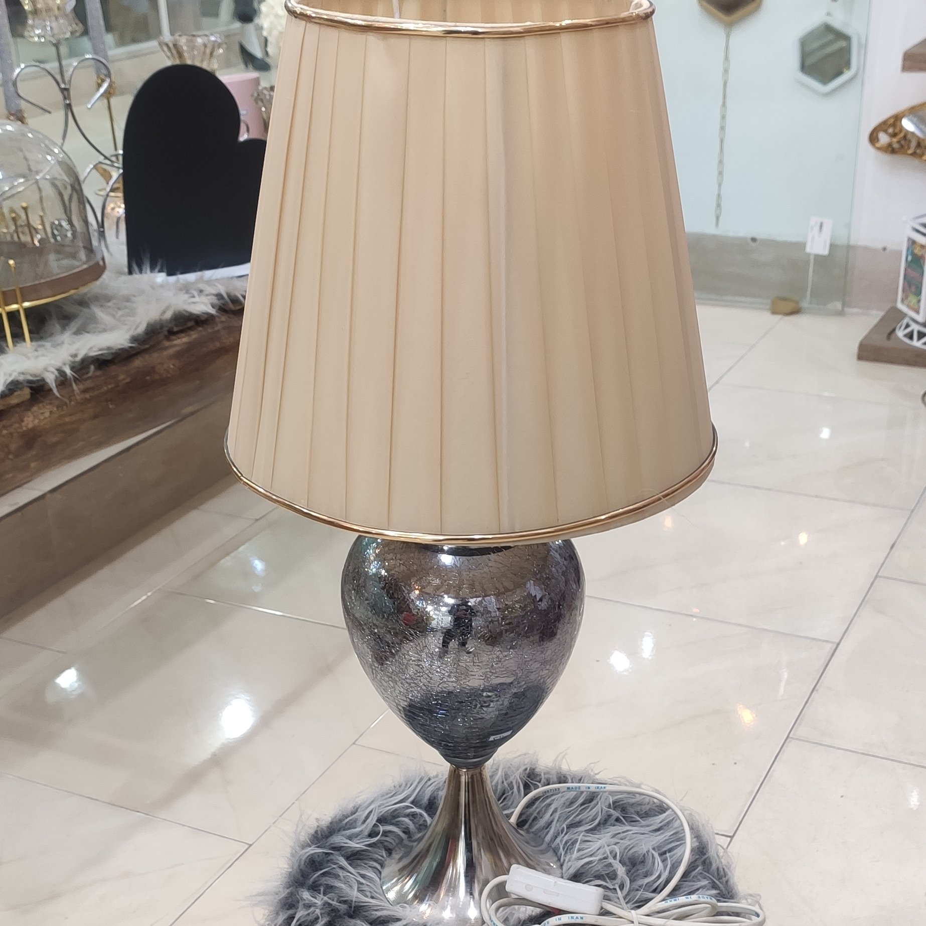 آباژور کنار تختی