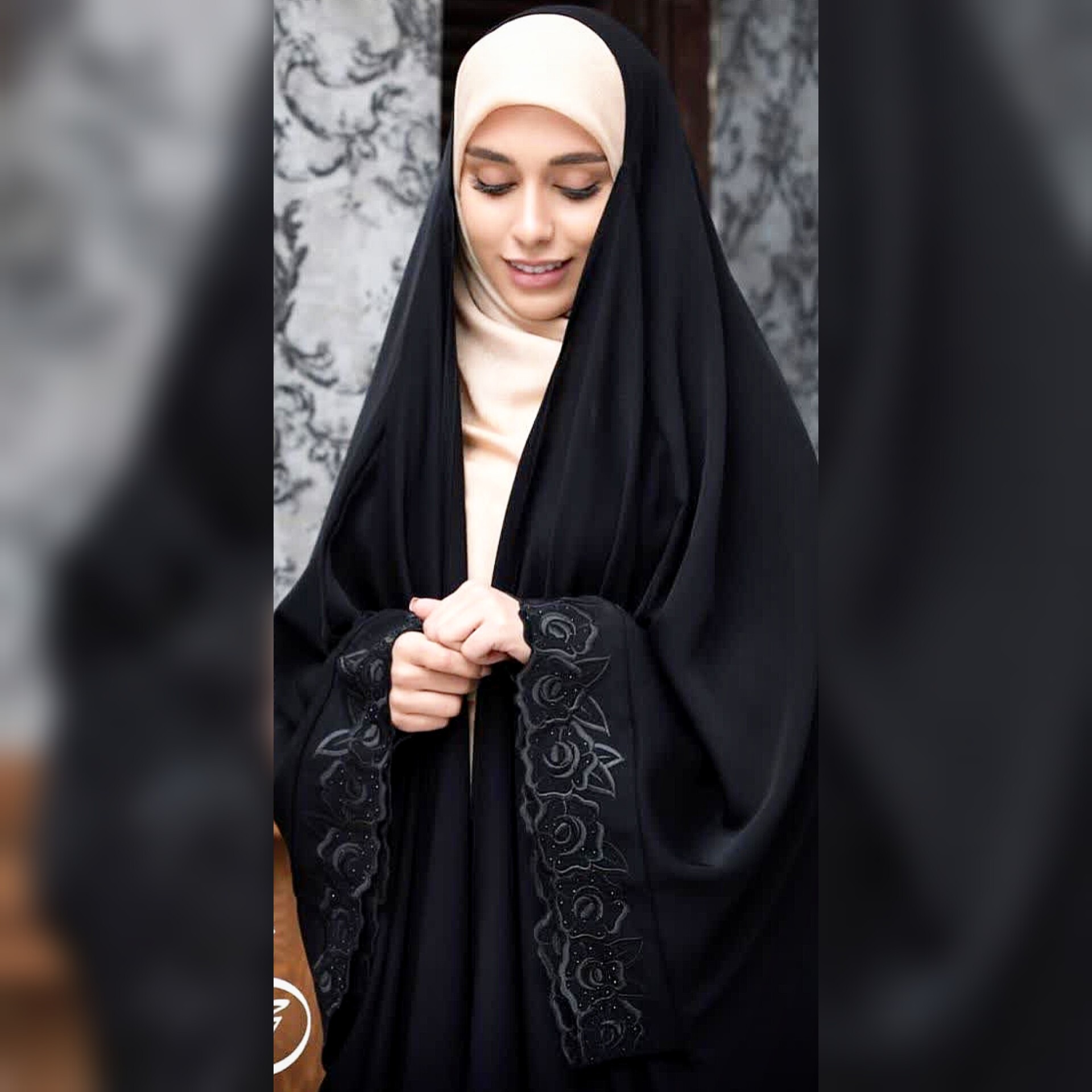 چادر عربی یاسمین معروف به چادر درباری قابل سفارش با انواع گلدوزی و جواهردوزی قیمت بدون هزینه گلدوزیست