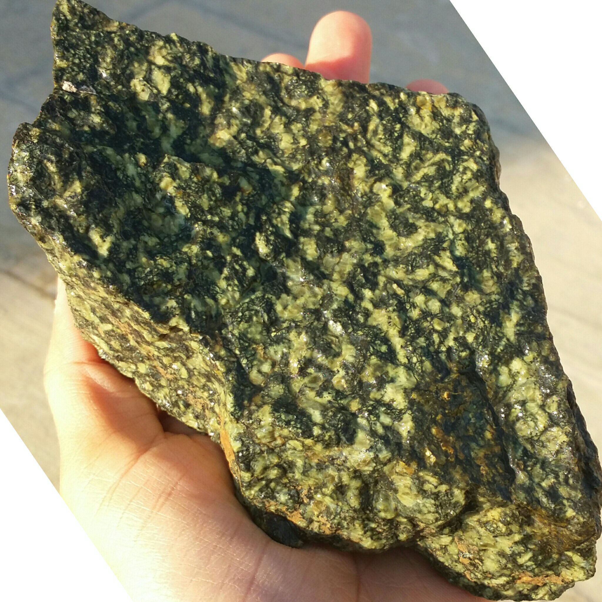 سنگ راف غووولپیکر 100 در 100 طبیعی مار سنگ شاهکار خلقت محشر
با قابلیت ساخت چندین نگین و چندین اسلایس مجدد محشر و خاااص
