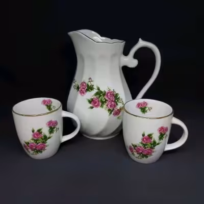 پارچ و لیوان گل سرخ