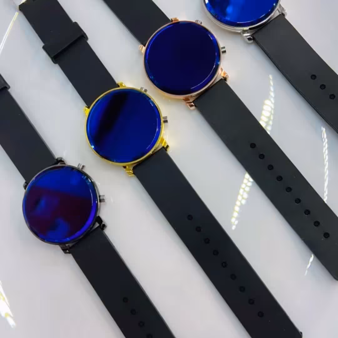 ساعت مچی سیلیکونی رنگ مشکی دور طلایی