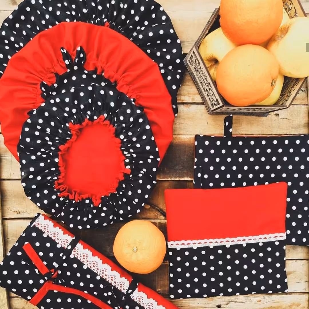 سرویس آشپزخونه 10تیکه اسپورت خالخالی زمینه مشکی با خالای سفید و ترکیب قرمز ساده