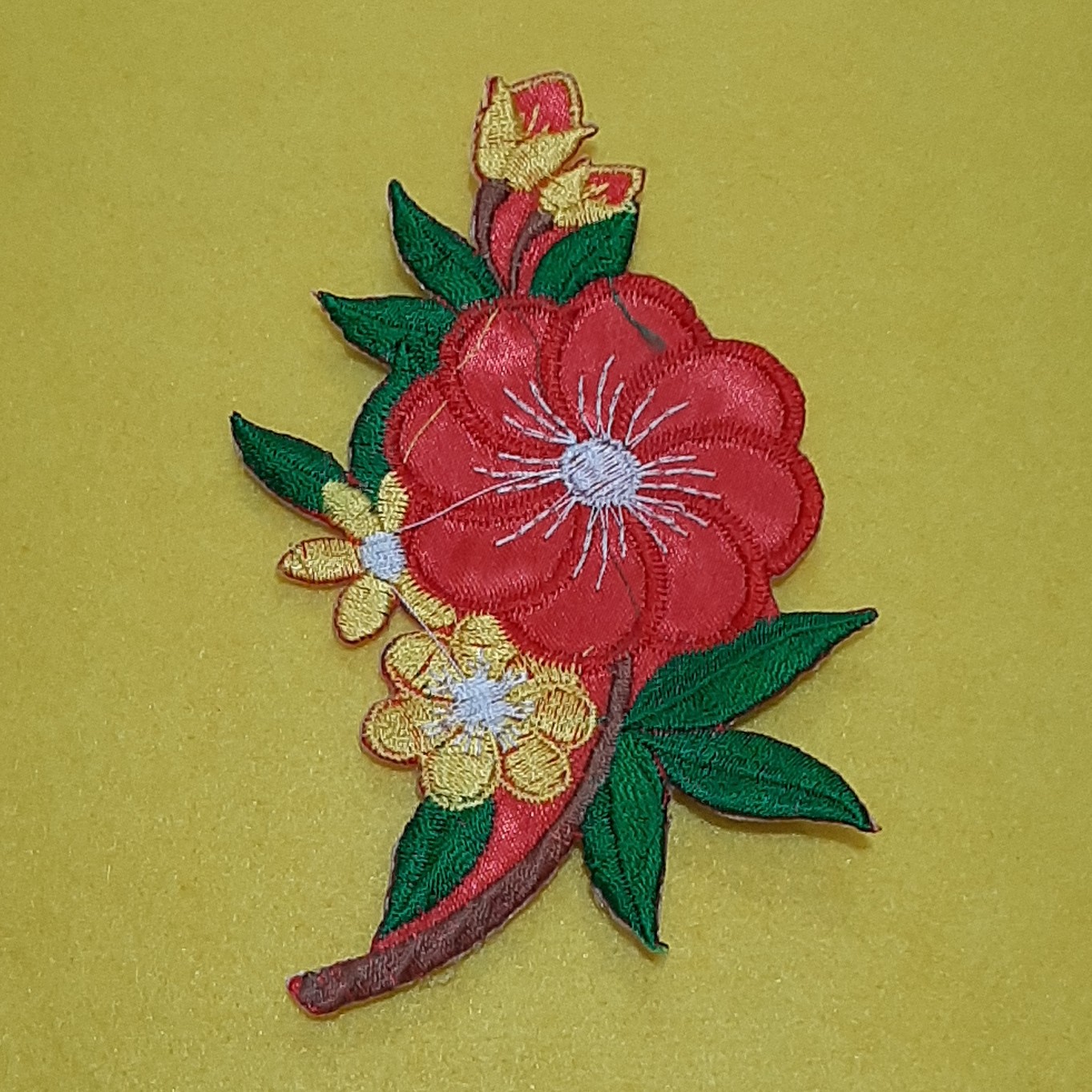 پنل گلدوزی شده . قرمز و زرد . مناسب انواع تزیینات لباس و صنایع دستی و هنری