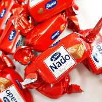 شکلات دو سر پیچ قرمز کاراملی با روکش کاکائو در بسته های  450 گرمی