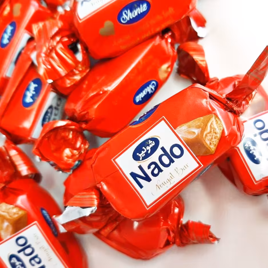 شکلات دو سر پیچ قرمز کاراملی با روکش کاکائو در بسته های  450 گرمی