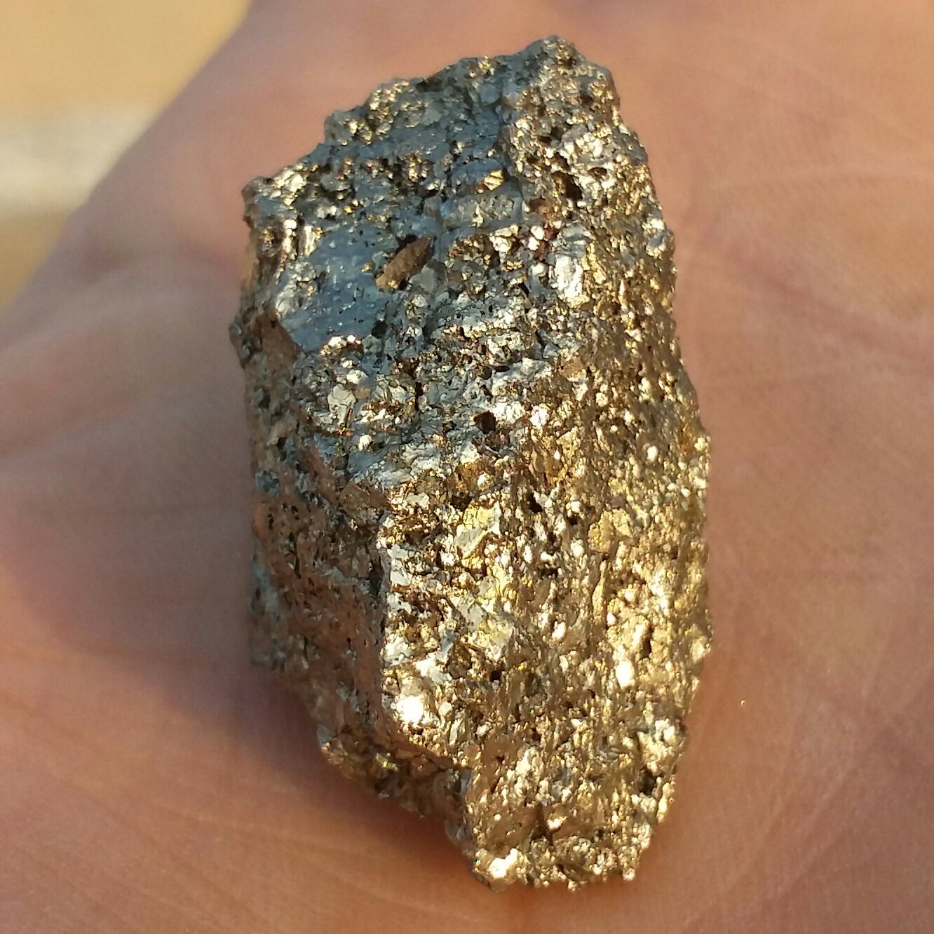 سنگ راف حبه شده پیریت طلایی ملقب به سنگ طلا 100 در 100 طبیعی شاهکار خلقت
تماما پیریت بدون ناخالصی
بی نظیر
کد 8816