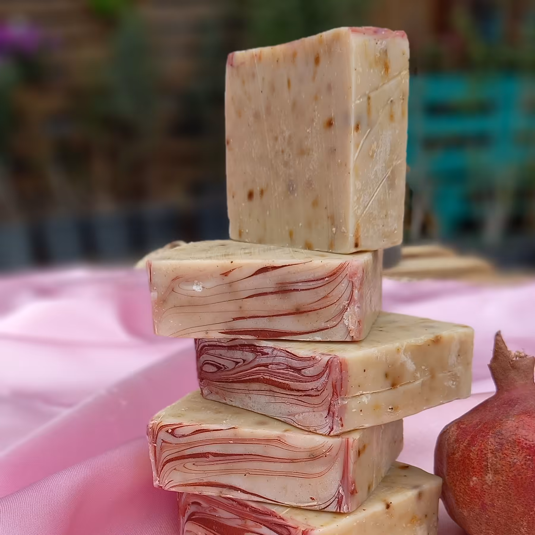 صابون گل انار ، ضد لک و روشن کننده
کوچک کننده منافذ باز پوست 
لیفت یا سفت کننده پوست 
جوان کننده