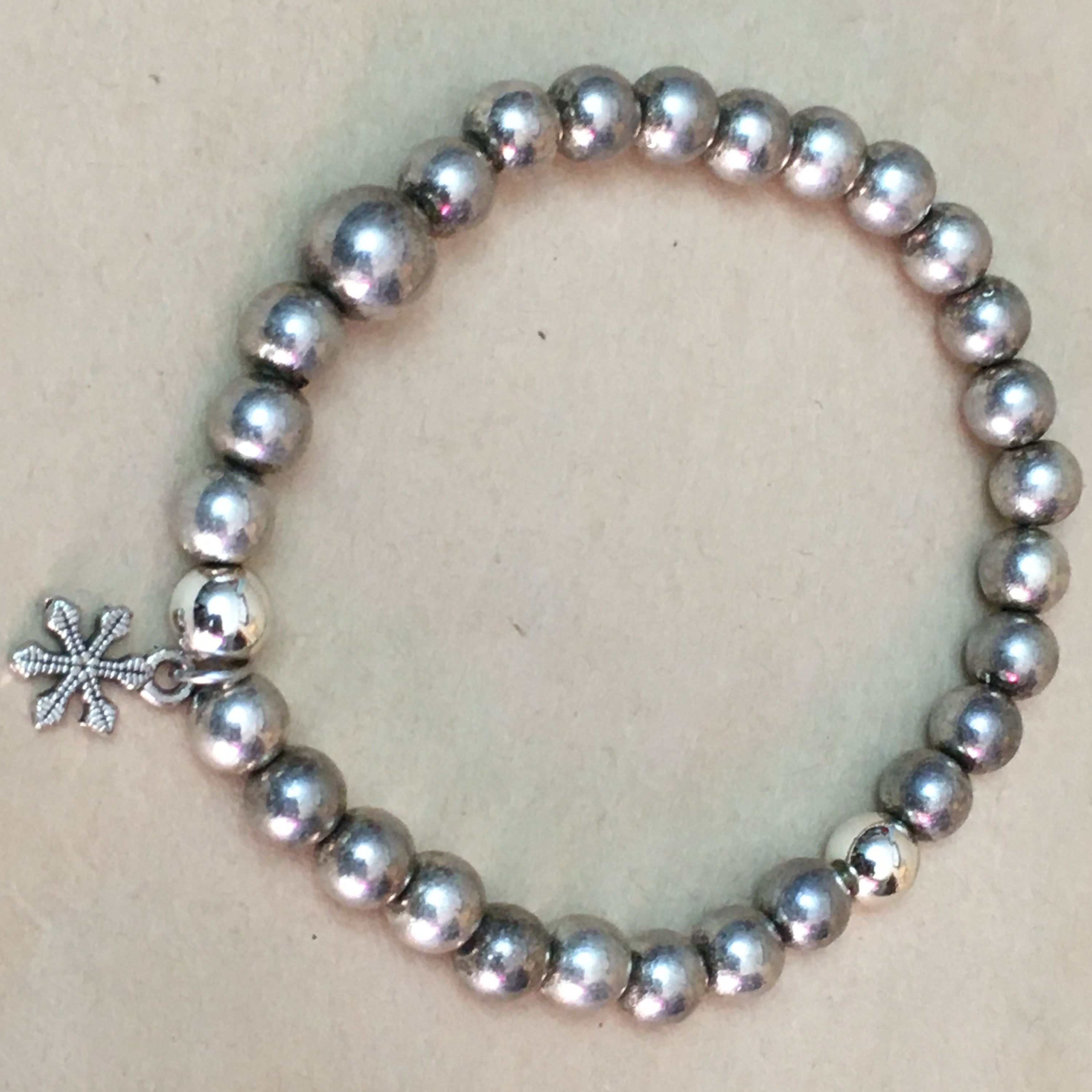 دستبند کشی با مهره ی های پلاستیکی طرح فلز 