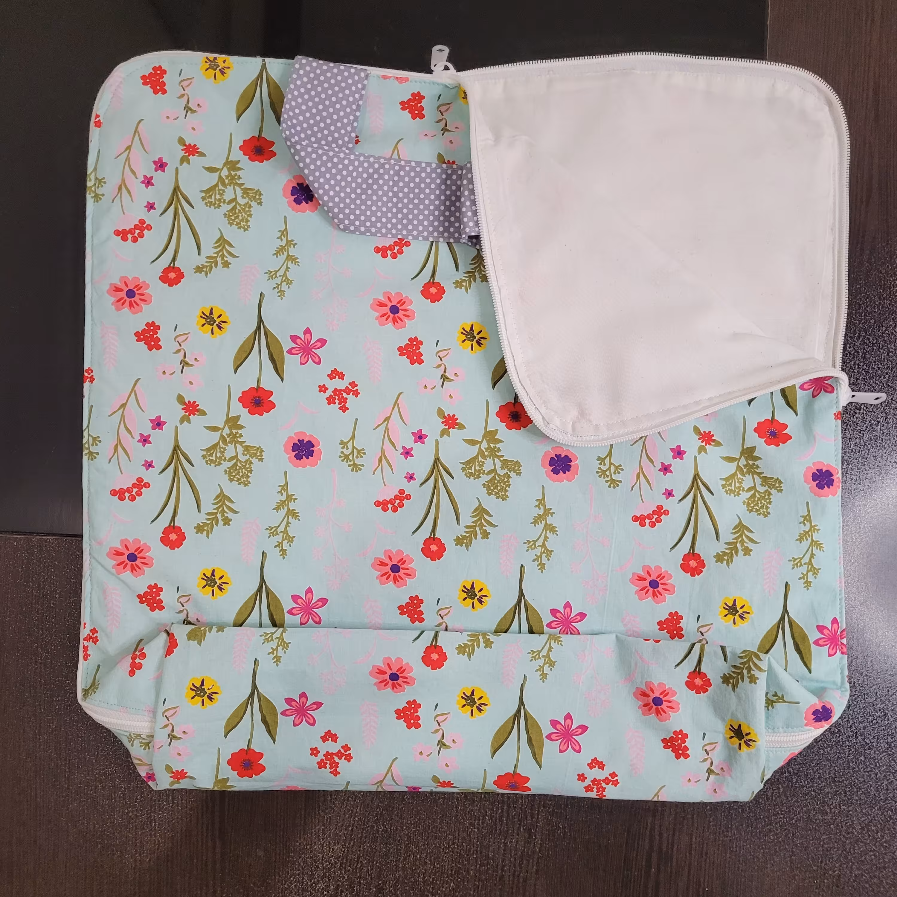 کیسه ی نان سه لایه و زیپدار لطفا برای موجود بودن این طرح پارچه و دیدن انواع پارچه به من پیام بدهید.