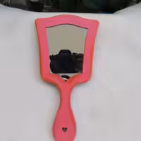 آینه چوبی  با طرح جودی و رنگ شده با اکرولیک وطراحی شده با دست وقابل تمیز کردن با اسفنج خیس و آب سرد