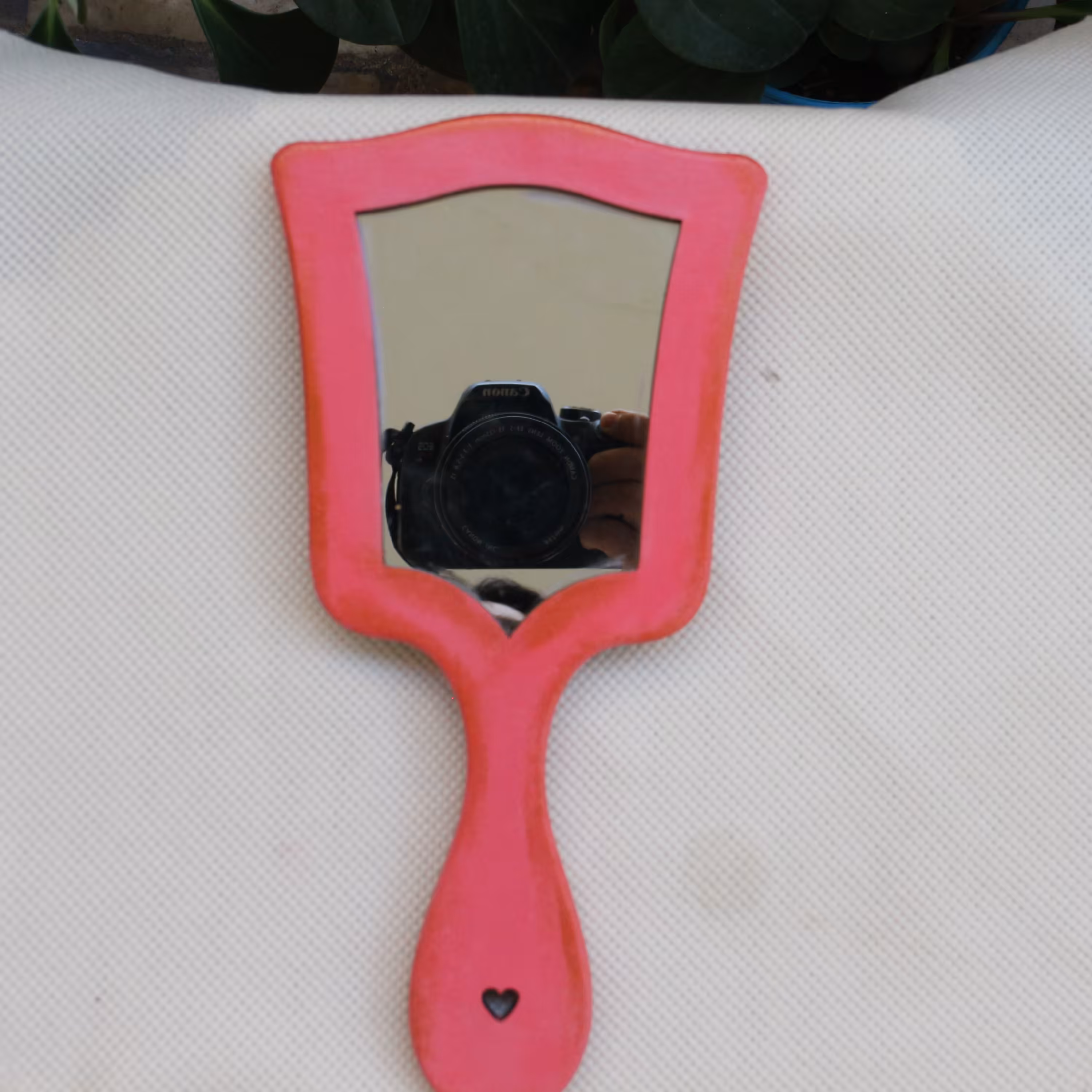 آینه چوبی  با طرح جودی و رنگ شده با اکرولیک وطراحی شده با دست وقابل تمیز کردن با اسفنج خیس و آب سرد