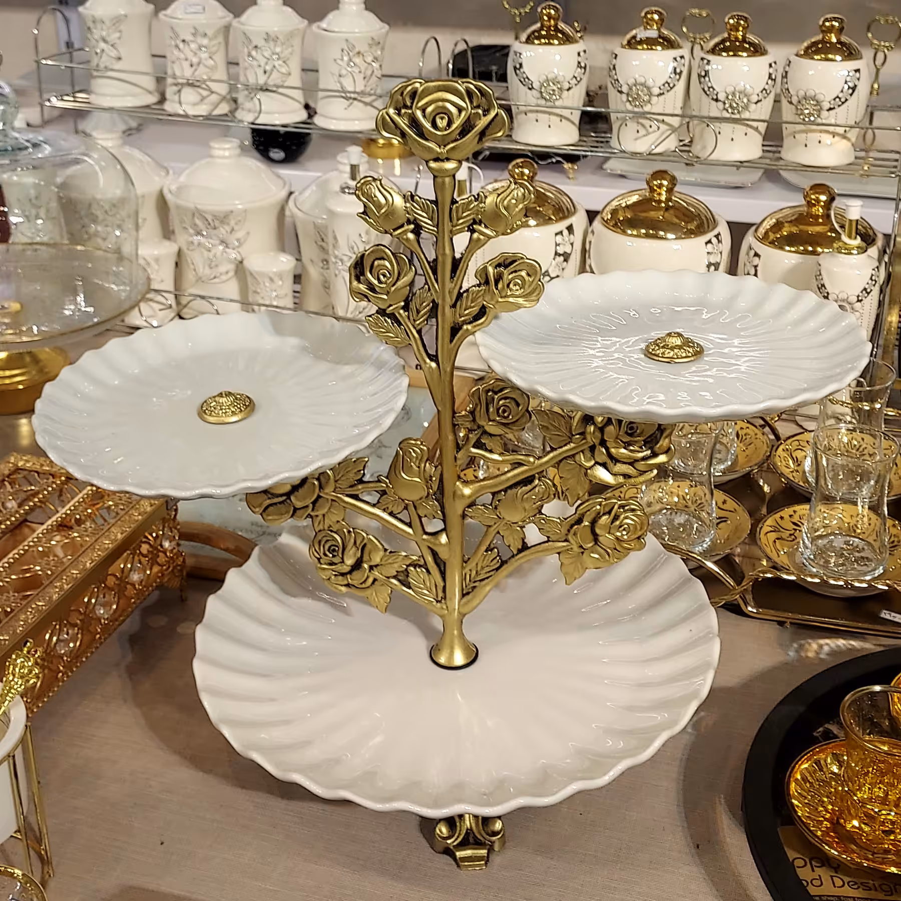 شیرینی خوری سه طبقه