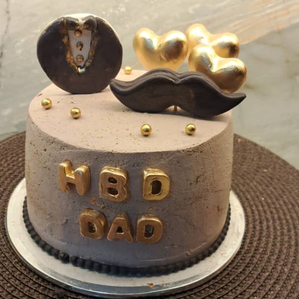 کیک خامه ایی بابهترین مواداولیه گردواعلاءوموزتازه باتزیینات فوندانتی 