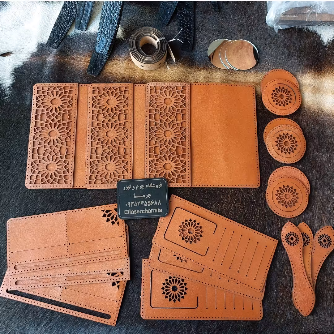 ست سه تکه  اسلیمی شامل کیف پول و جاسویچی و قاب آینه برش خورده  همراه آینه خام از چرم طبیعی