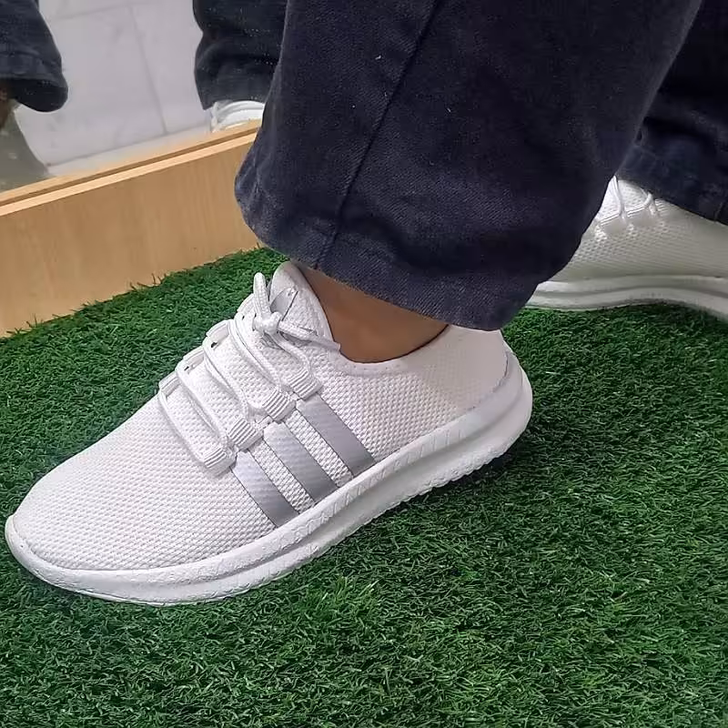 کتونی دخترانه زنانه رنگ سفید برند آدیداس قالب استاندارد جنس رویه جورابی بافتی جنس زیره پیو مناسب باشگاه پیاده روی و ورزش