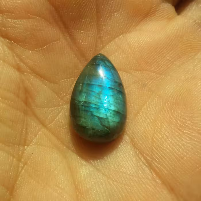 نگین لابرادوریت تراش اشکی دیدنی با تلالو نور بی نظیر فوق العاده کاملا طبیعی