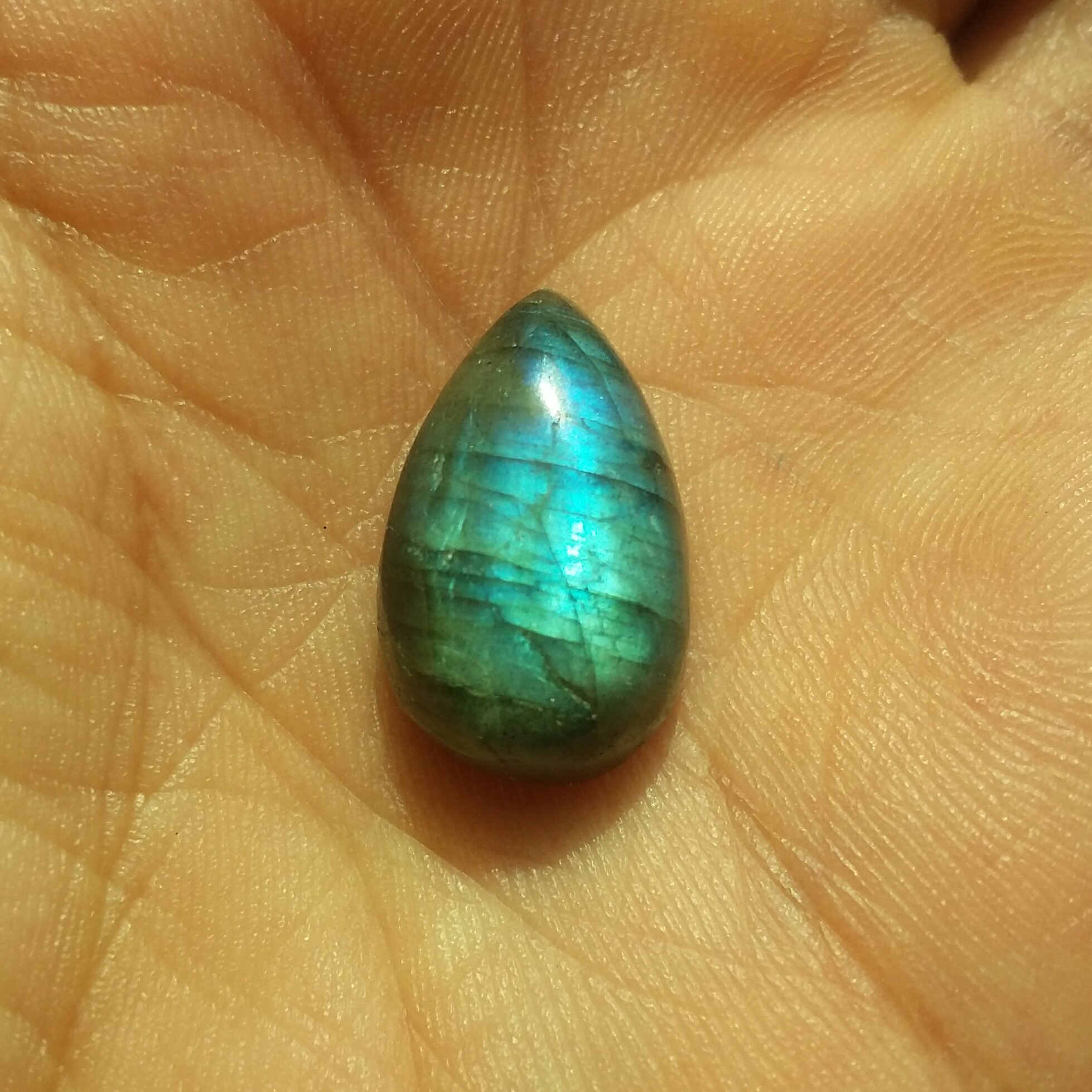 نگین لابرادوریت تراش اشکی دیدنی با تلالو نور بی نظیر فوق العاده کاملا طبیعی