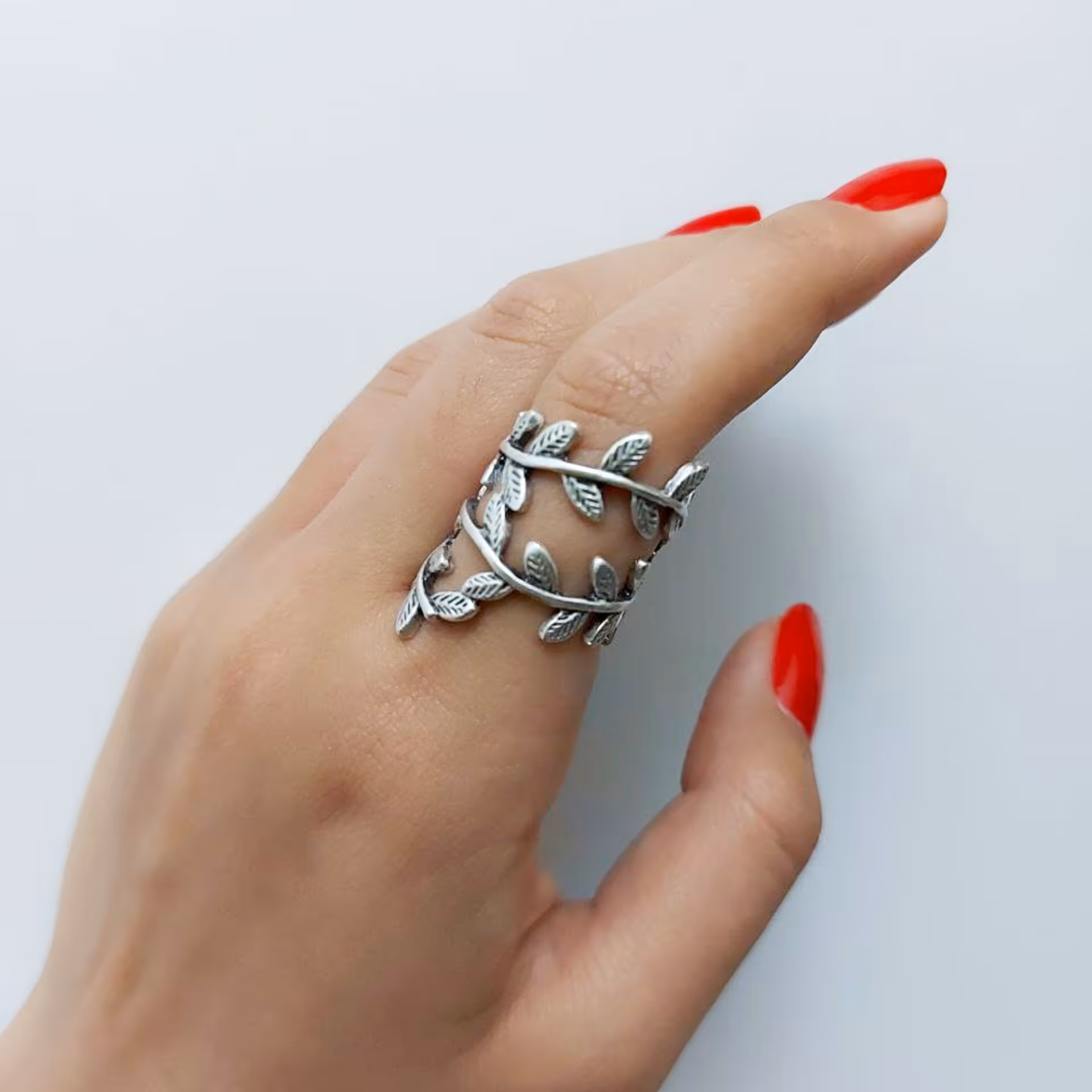 انگشتر ورشو طرح برگ زیتون رنگ نقره ای قابل تنظیم تا دو سایز 