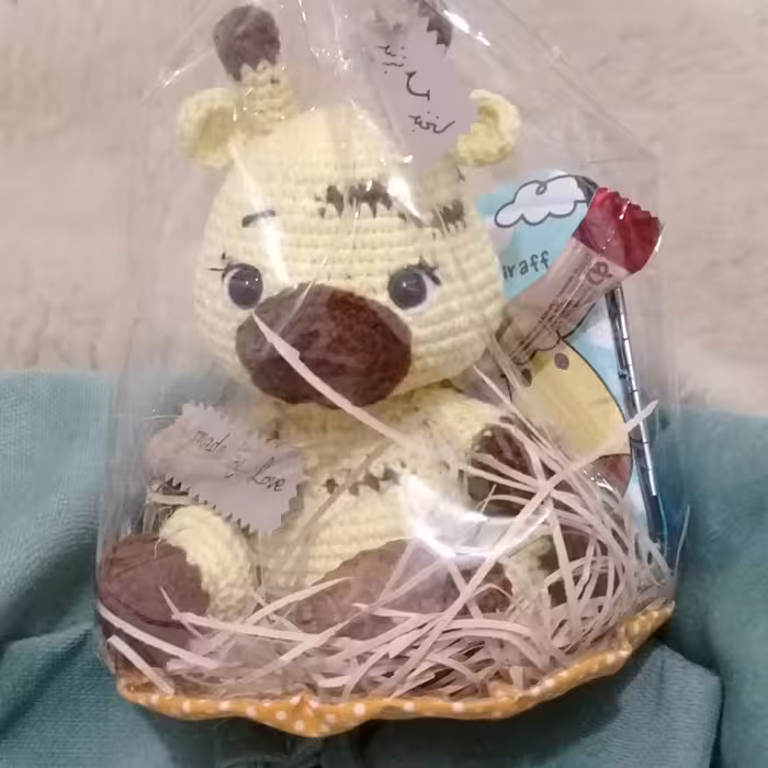 زرافه بافتنی کوچولو خیلی کیوت بابسته بندی    یه هدیه کوچولوهم همراه خودش برات داره   