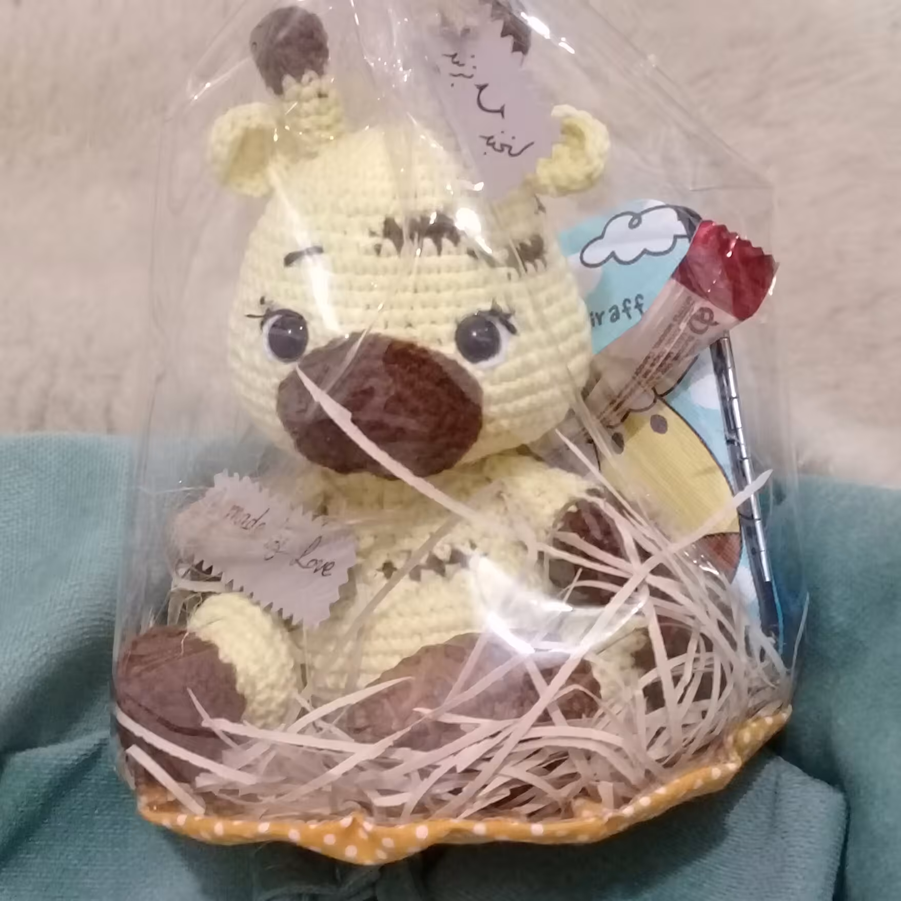 زرافه بافتنی کوچولو خیلی کیوت بابسته بندی    یه هدیه کوچولوهم همراه خودش برات داره   