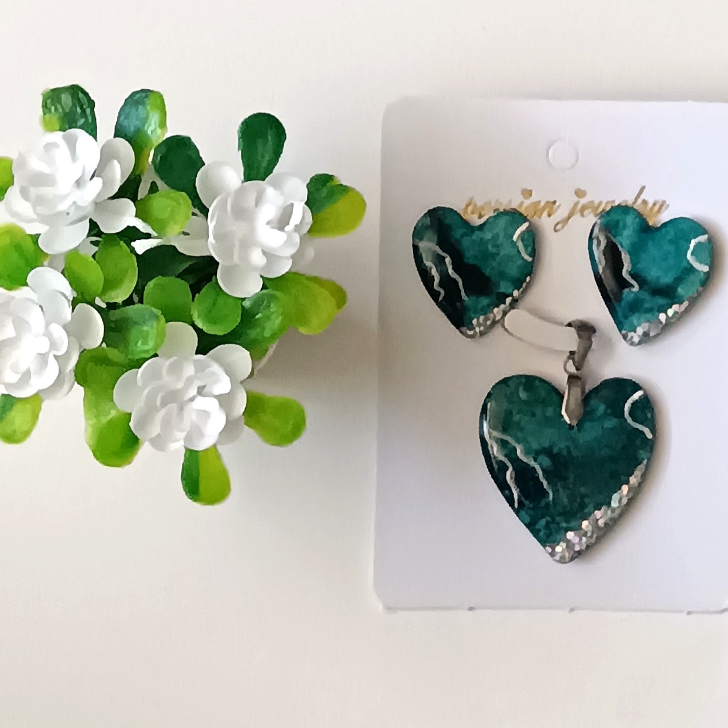 گردنبند و گوشواره رزینی با تکنیک جوهر الکلی رنگ فیروزه ای کار شده با ورق نقره مایع واکلیل نقره با زنجیر نقره 50 سانت