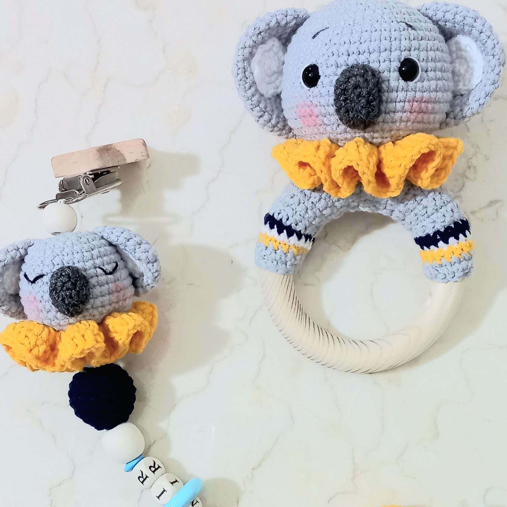 جغجغه و بند پستونک بافتنی کوالا (  بافته شده با کاموای کتان جینز)   مناسب سیسمونی نوزاد