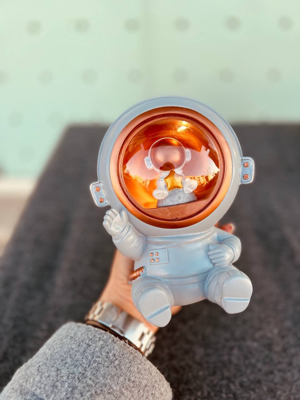 مجسمه نشسته فضانورد