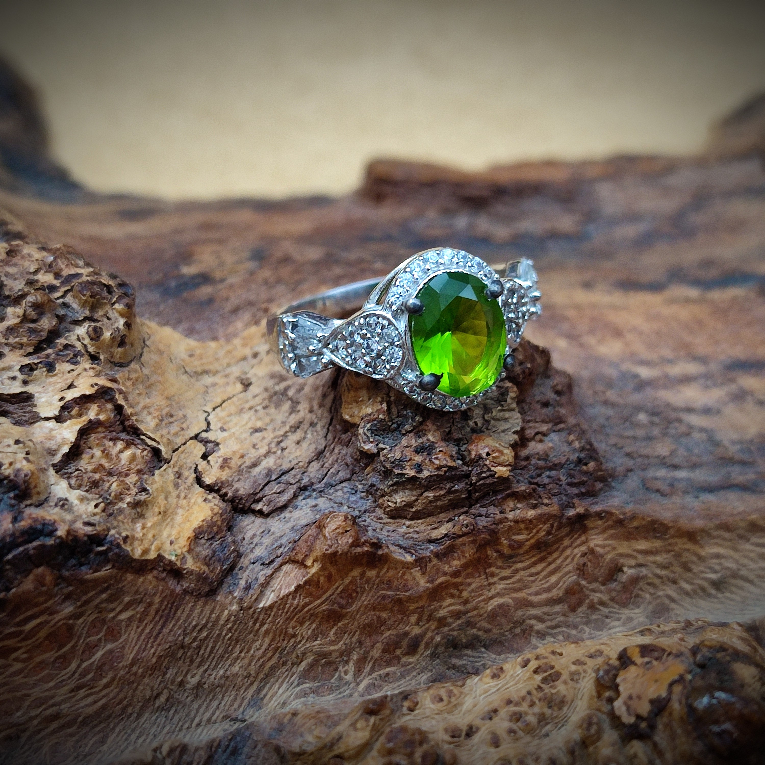 انگشتر نقره زنانه طرح جواهر با نگین زبرجد کد 1391