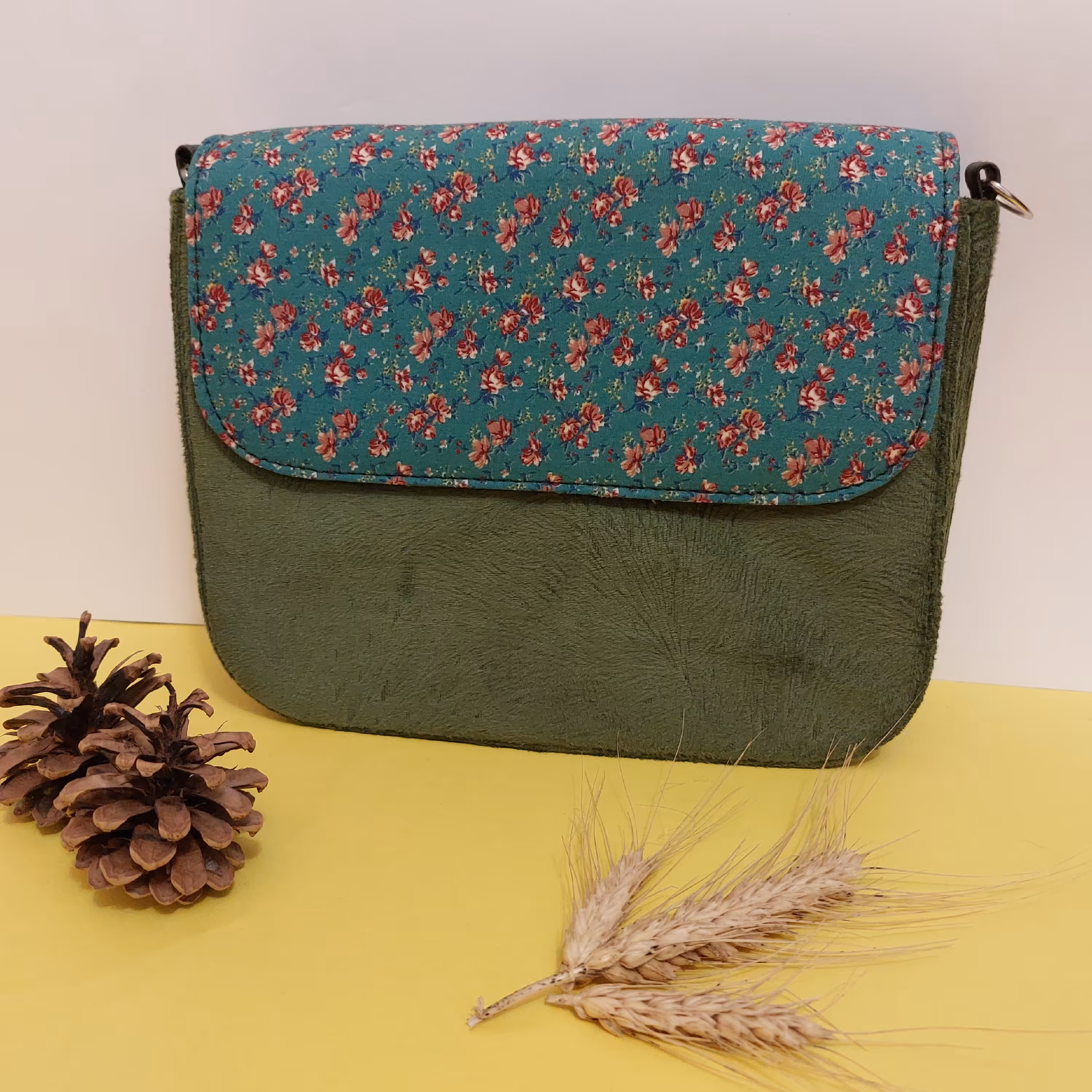 مقوایی سبز بزرگ