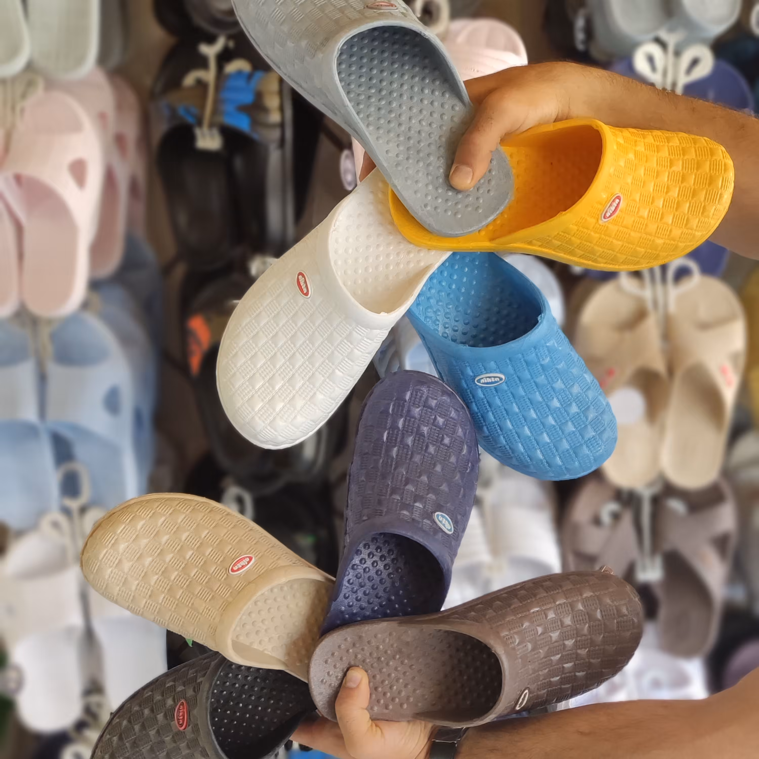 دمپایی حمام کد 111 تولید نیکتا سایزبندی 41 الی 44 سر  نمی‌خورد  نرم و راحت است موجود در 8 رنگ