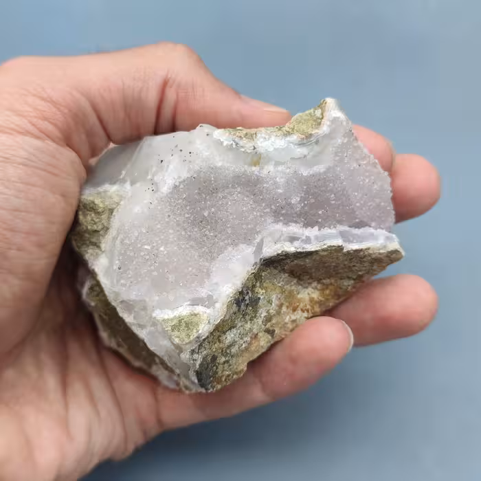 سنگ کوارتز پر بلور و درخشان با حاشیه عقیق طبیعی مناسب دکور و کلکسیون 