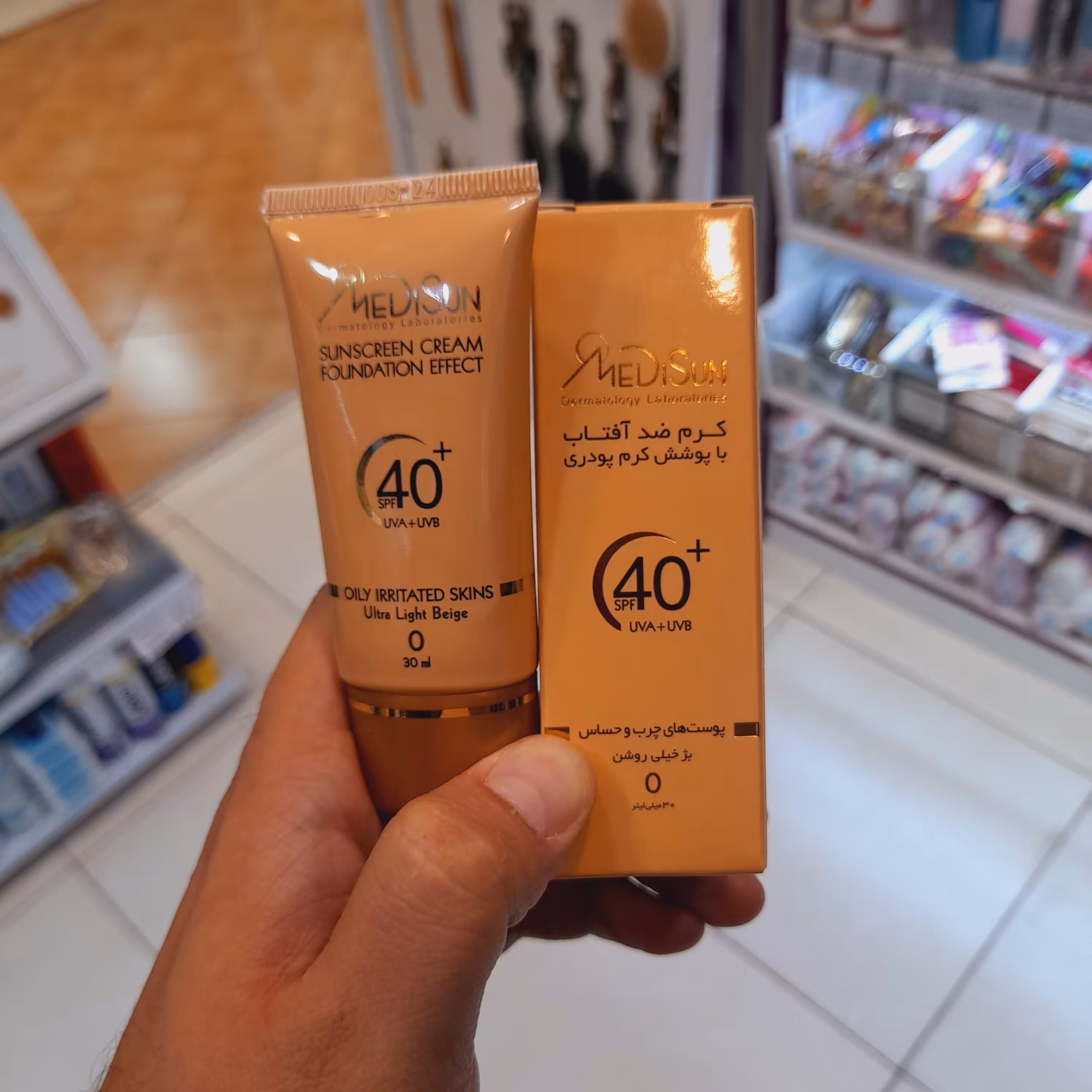 کرم ضد افتاب مدیسان پوست چرب و حساس رنگی بژ خیلی روشن شماره 0 حجم 30 میل SPF40