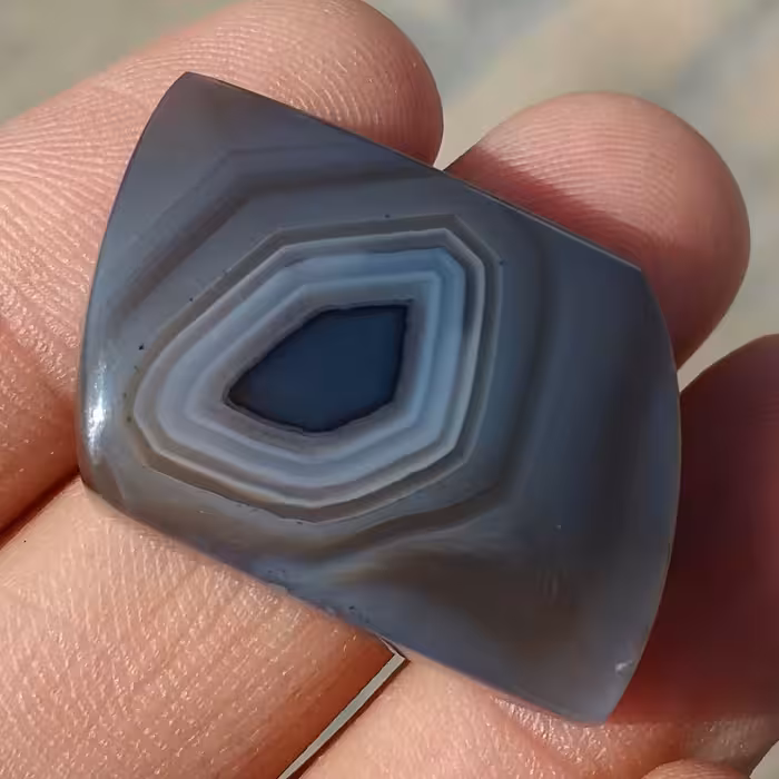 نگین عقیق سلیمانی با طرحی بسیار خاص و زیبا بسیار خوش رنگ خوش تراش دو طرف پولیش 9124