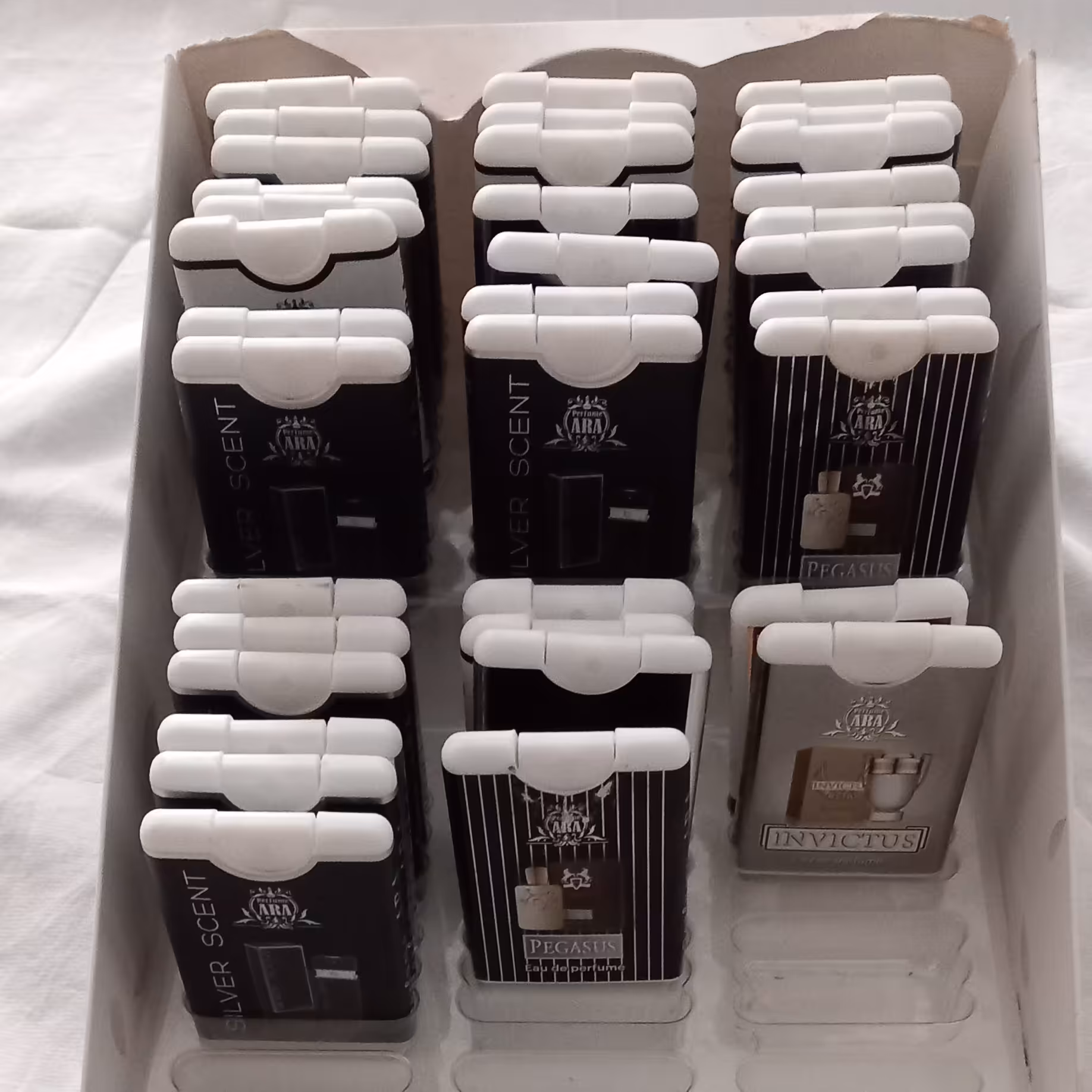 تعدادی عطر جیبی به صورت کلی یا تک بفروش میرسد سبک هست و راحت مناسب همه