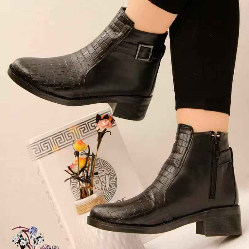 کفش بوت 
زیره پیک‌
کیفیت اصلی 
بسیار شیک راحت 
سایز 37تا 40
