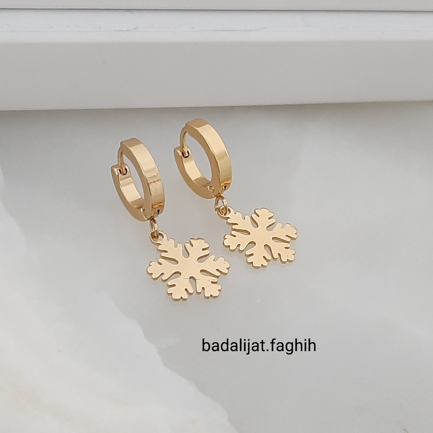 گوشواره استیل آویزی بسیار با کیفیت و کاملا رنگ ثابت با آبکاری طلا لطفا توضیحات رو بخونید