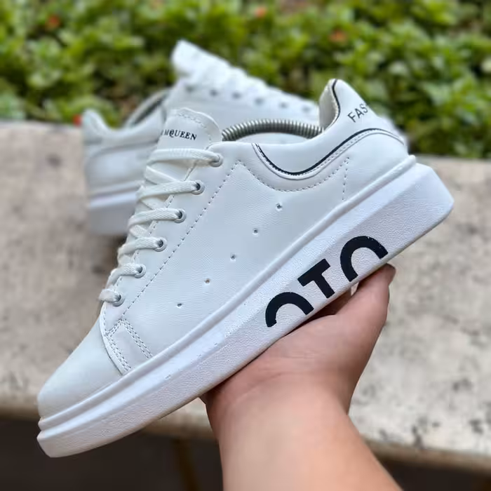 کفش مکویین مدل فشن رنگ سفید در سایز های 41 تا 44 ارسال رایگان 