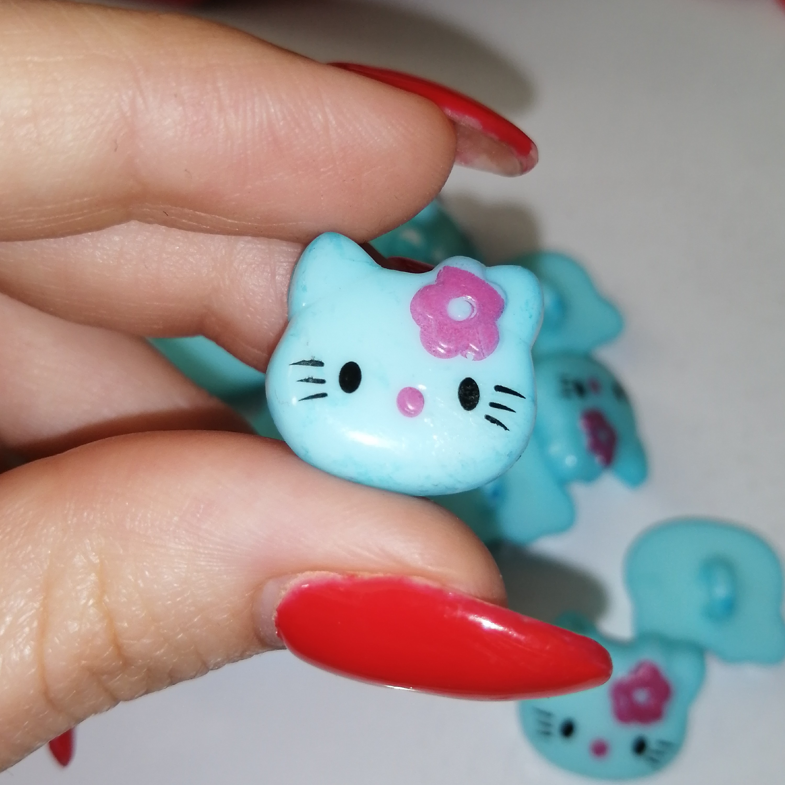 دکمه لباس آبی  پلاستیکی طرح کیتی بچه گانه بسته 13 عددی یکم خط دار  کودکانه 