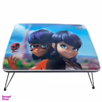 میز تحریر نشسته دختر کشفدوزکی