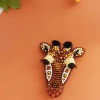 سنجاق سینه جواهردوزی زرافه
