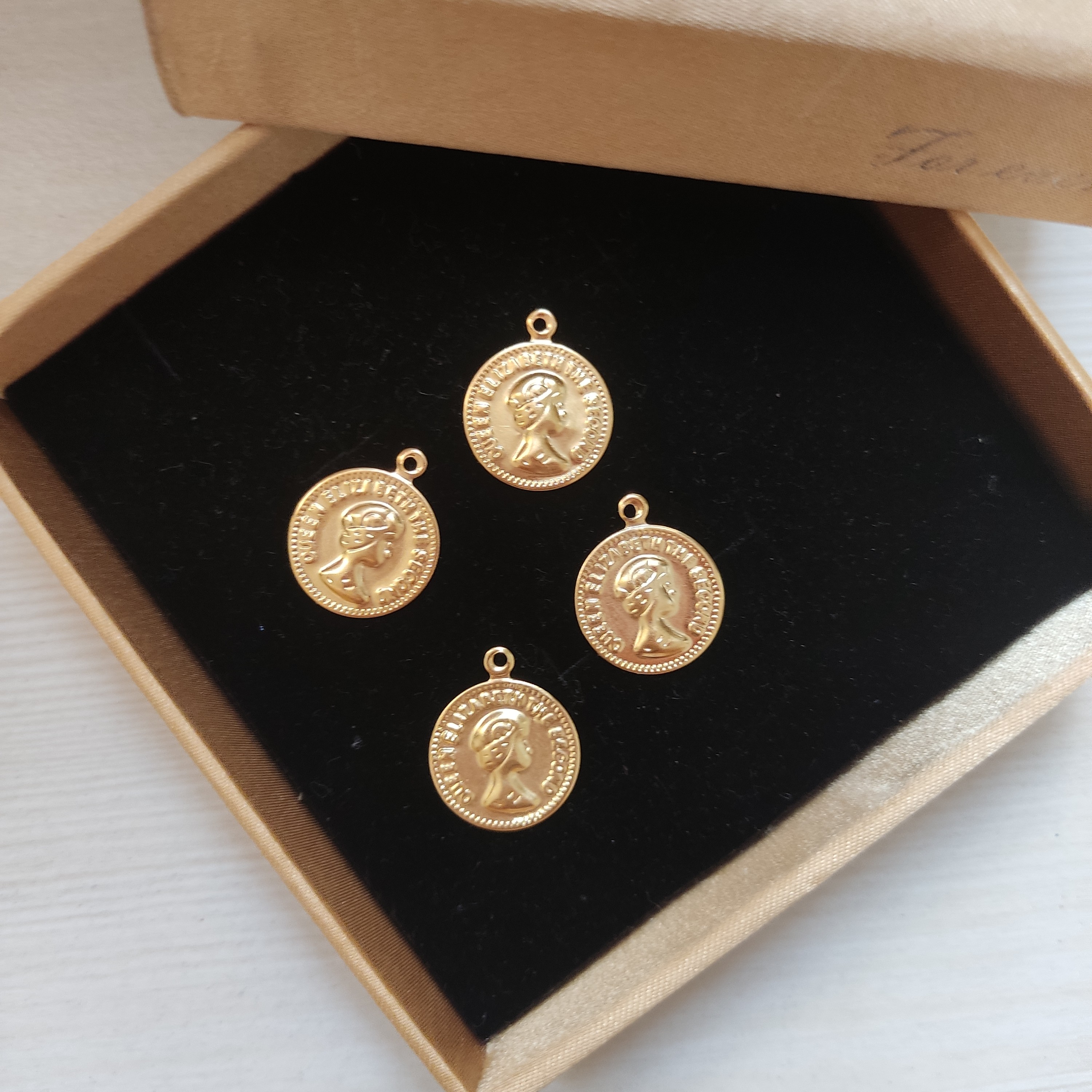 سکه ی الیزابت طلایی بسته 5 تایی سایز کوچک بزرگ سکه ی لباس سکه ی پیراهن سکه ی دستبند